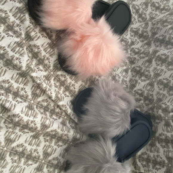 Women Slippers - Picture 3 of 4